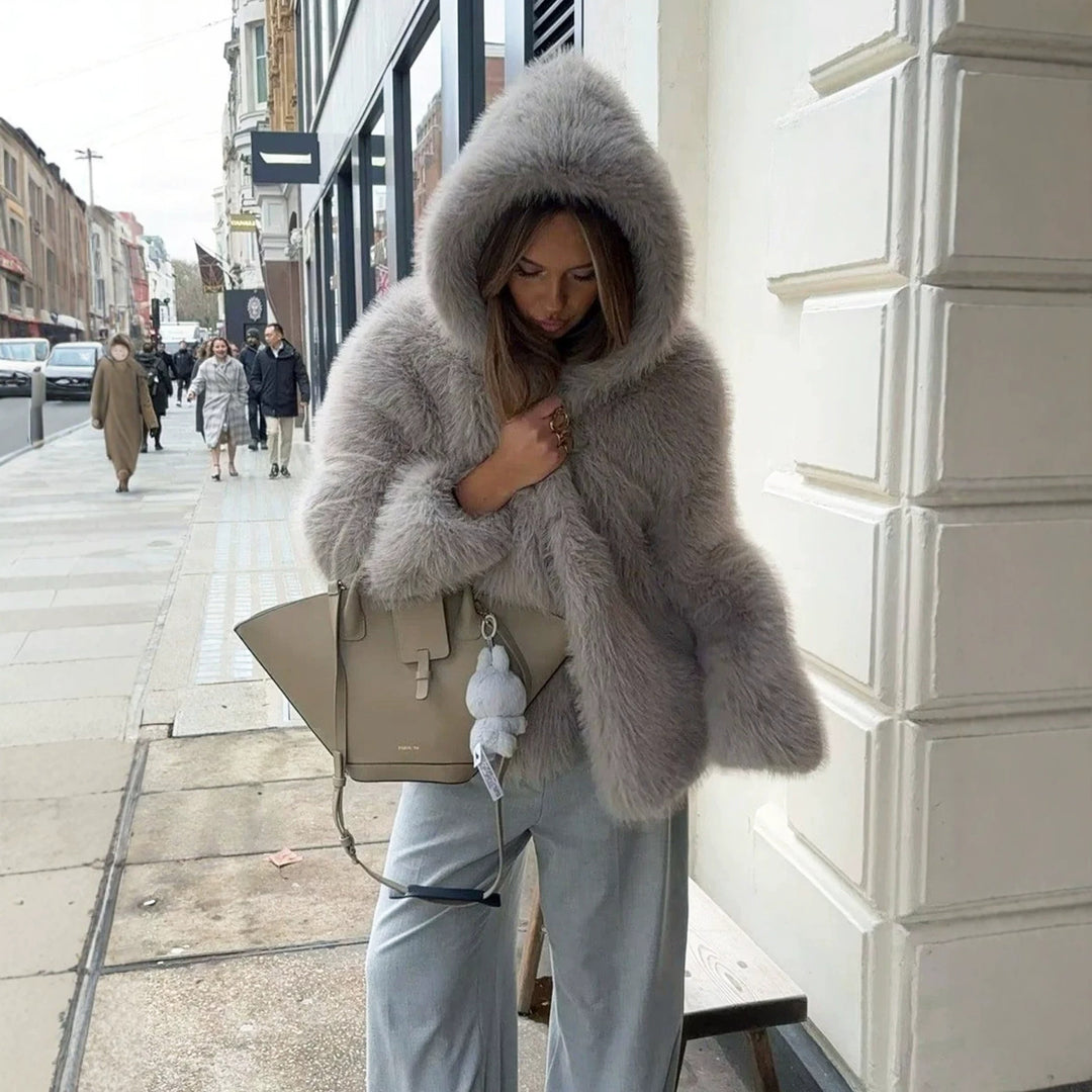 Damen Kurzblouson aus langfaserigem Shaggy‑Faux‑Fur mit hohem Schalkragen und klarer Boxy‑Silhouette Drune