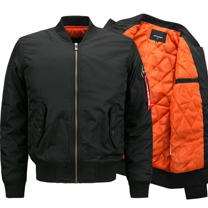 Herren  isolierte Nylon Commuter Bomber mit Sturm-Reißverschluss, schrägen Klappentaschen und charakteristischem Ärmelband Drune