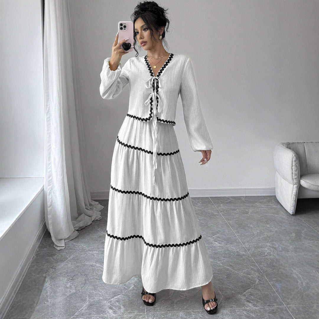 Damen Maxi-Kleid mit verspieltem Schnürungsausschnitt und elegantem Rüschenboden Drune