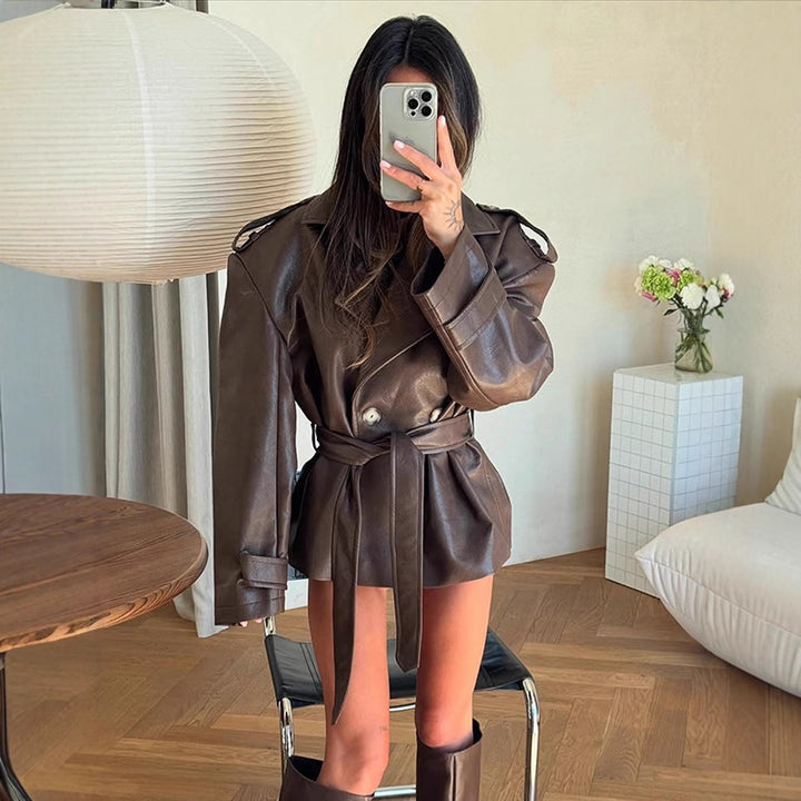 Damen Kurzjacke aus Lederimitat mit Taillengürtel und Oversize‑Schulterpartie Drune