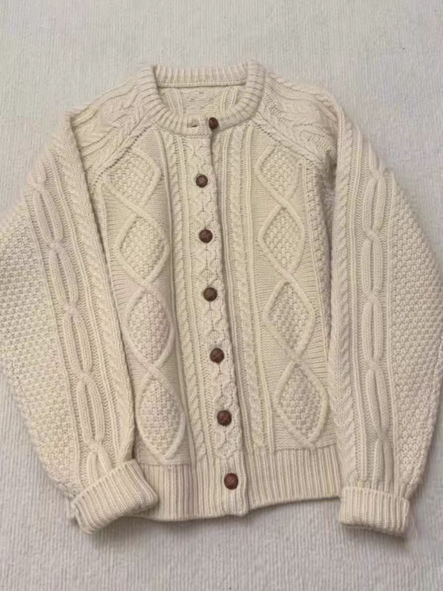 Damen Strick-Cardigan im Aran‑Stil mit Zopf‑ und Perlmuster sowie Holzknopfleiste Drune