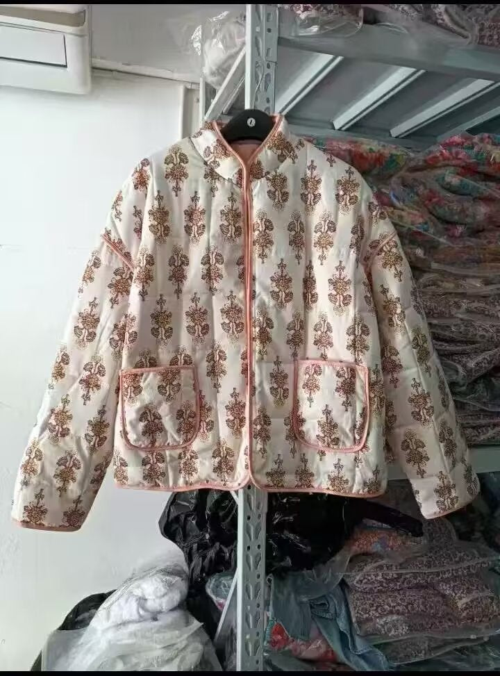 Damen nan gesteppte Stehkragenjacke mit floralem Längsprint, aufgesetzten Taschen und kontrastierender Paspel Drune