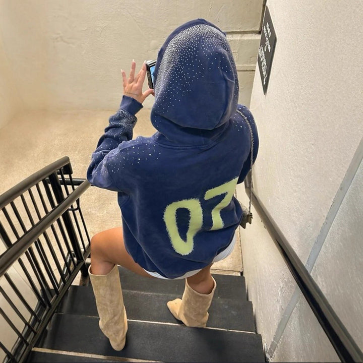 Damen nan übergroßer Kapuzenpullover aus Samtfleece mit markantem Logoprint, Glitzerbesatz und Kängurutasche Drune
