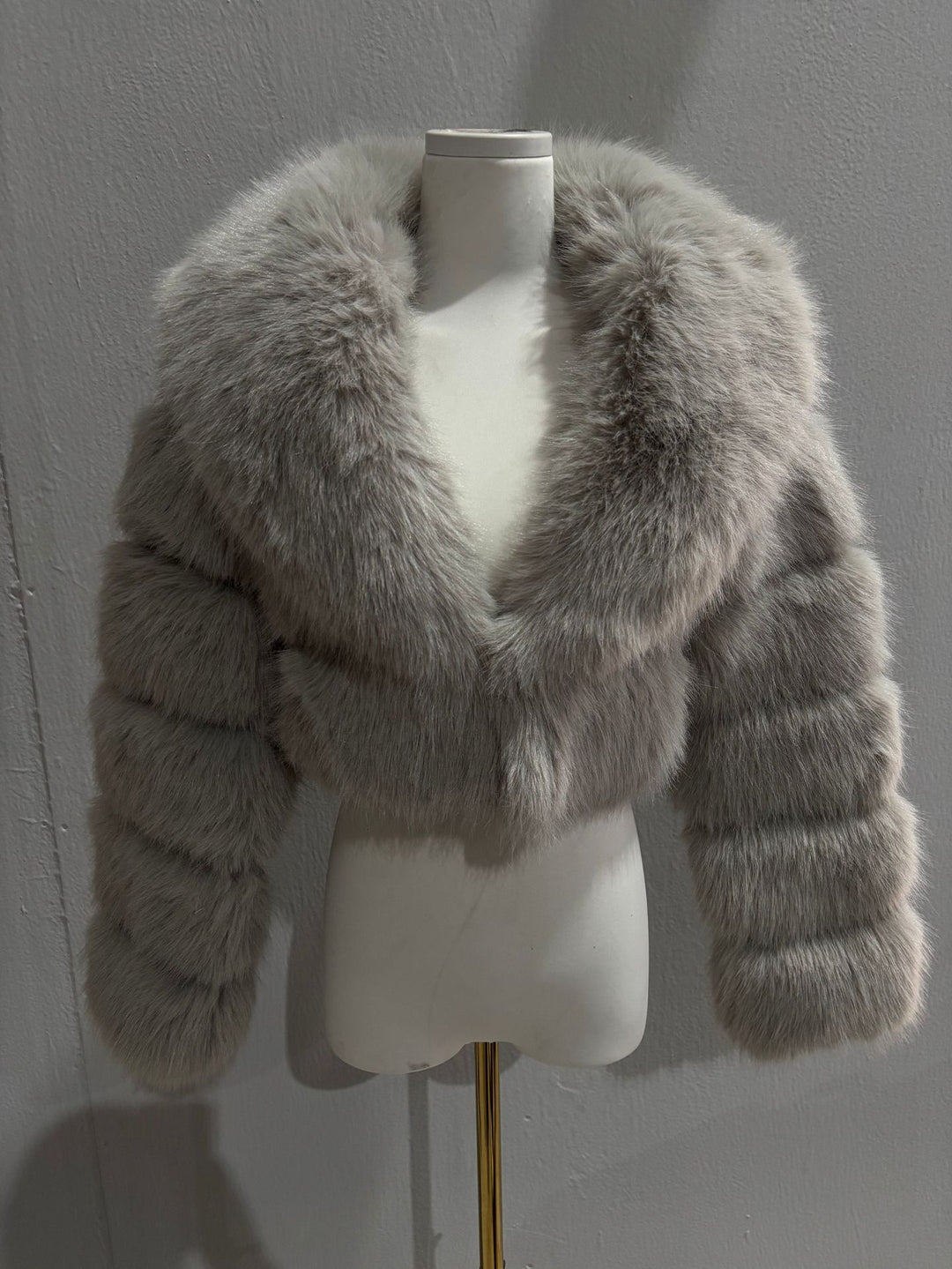 Damen Kurz geschnittene Kunstpelz‑Bolerojacke mit voluminösem Schalkragen Drune