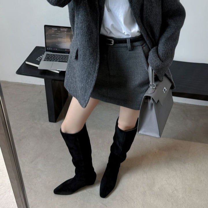 Damen Kniehohe Slouch‑Stiefel aus Veloursoptik mit spitzer Zehenpartie und flachem Komfortabsatz Drune