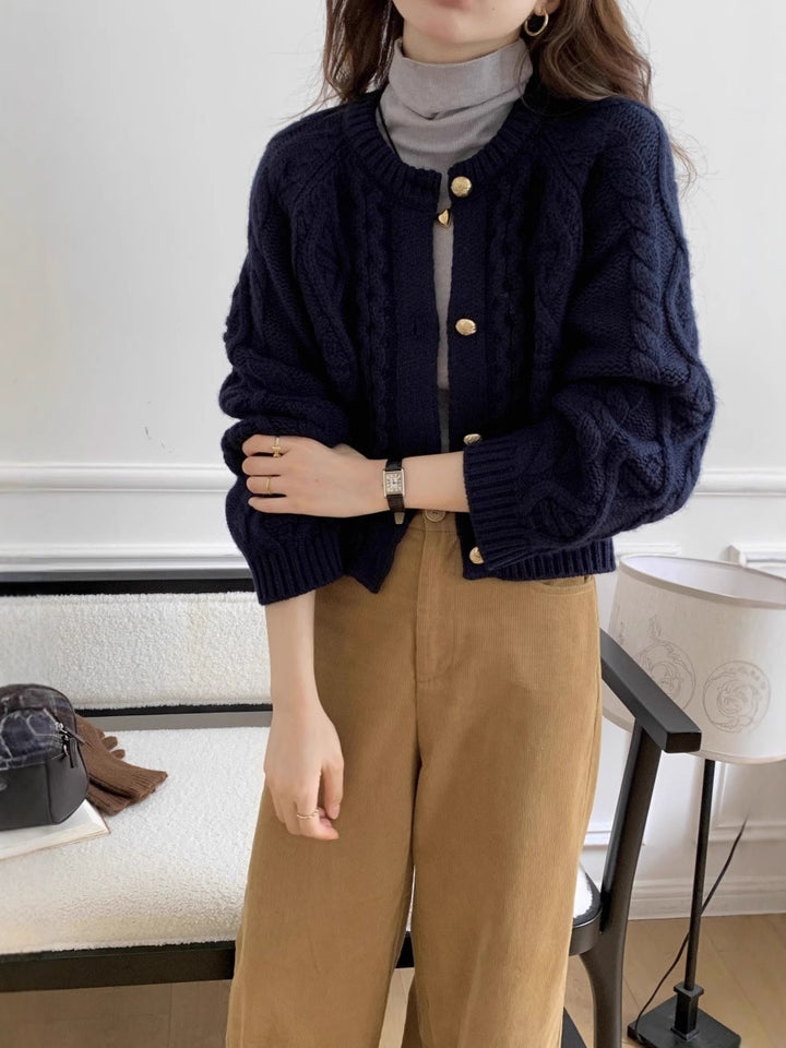 Damen Kurzer Zopfmuster-Cardigan mit goldenen Schmuckknöpfen Drune
