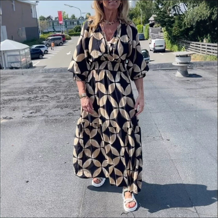 Damen nan Maxikleid mit geometrischem Alloverprint, smockierter Taille und Volantstufen Drune