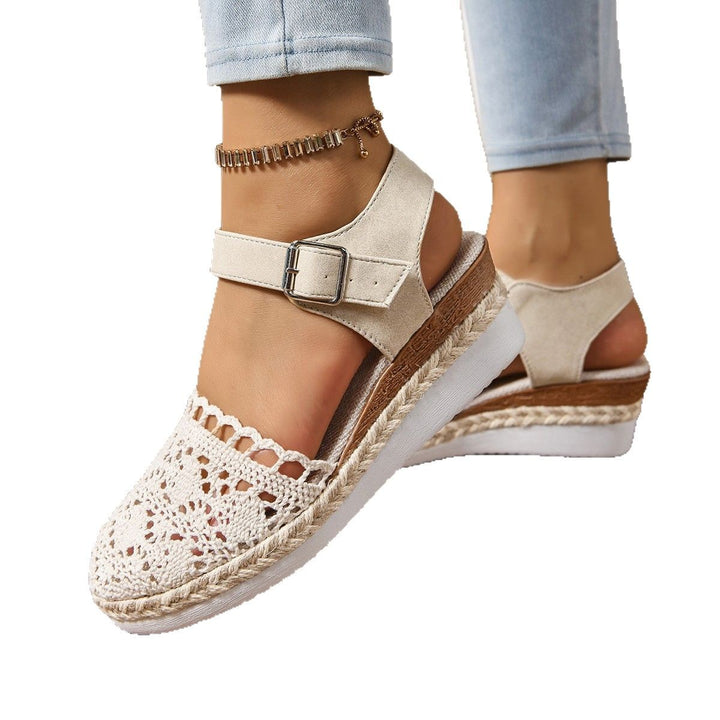 Damen  bestickte Espadrille-Pantoletten mit verstellbarem Knöchelriemen, floraler Häkel-Optik und geflochtenem Jute-Plateau Drune
