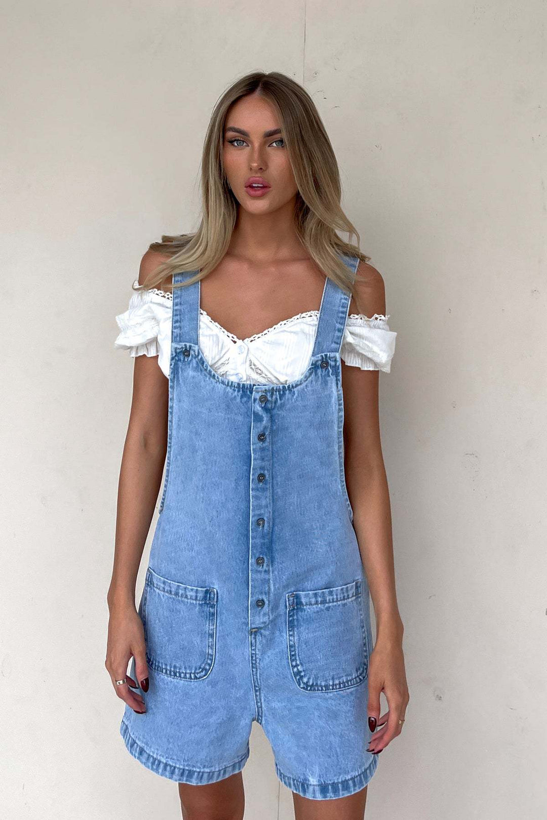 Damen Denim-Latzhose mit praktischen Taschen und knöpfbarem Design Drune