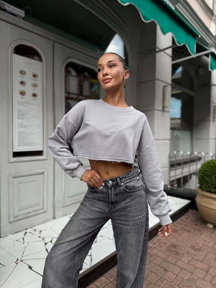 Damen Kurzgeschnittenes Sweatshirt mit ausfransendem Saum und überschnittener Schulter Drune