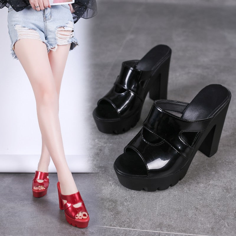 Damen nan Glamour-Mule mit profiliertem Plateau, offener Zehenpartie und skulpturellem Blockabsatz Drune
