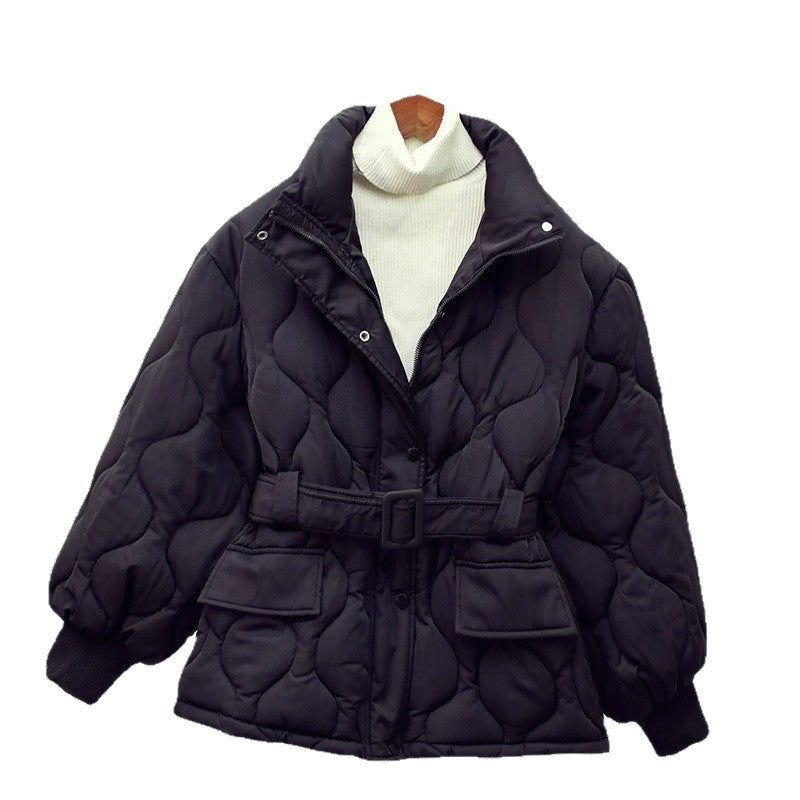Damen nan gesteppte Taillierte Steppjacke mit Wickelgürtel, Stehkragen und Pattentaschen Drune