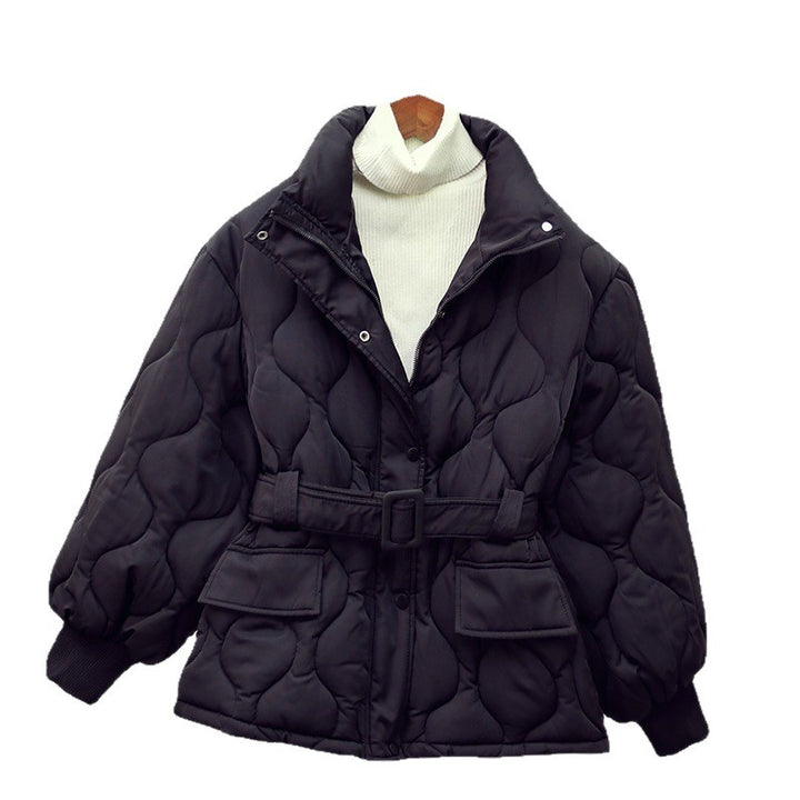 Damen nan gesteppte Taillierte Steppjacke mit Wickelgürtel, Stehkragen und Pattentaschen Drune