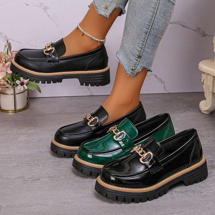 Damen  glänzende Lack-Loafer mit dekorativer Metallspange und profilierter Traktorsohle Drune