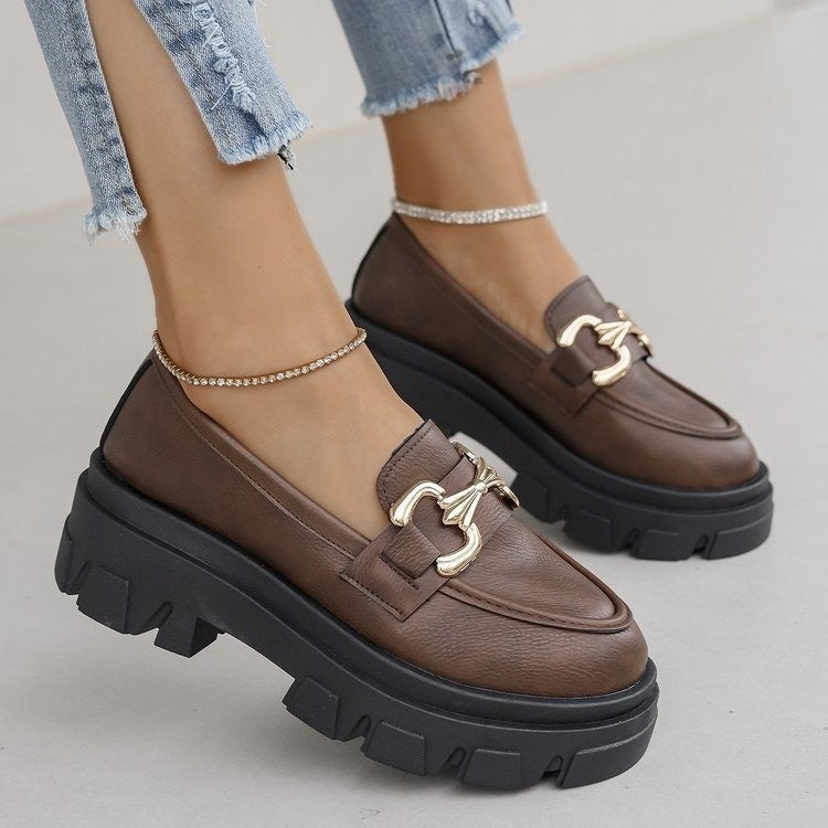Damen nan Chunky Loafer mit profilierter Plateau‑Laufsohle und goldfarbener Zierspange Drune