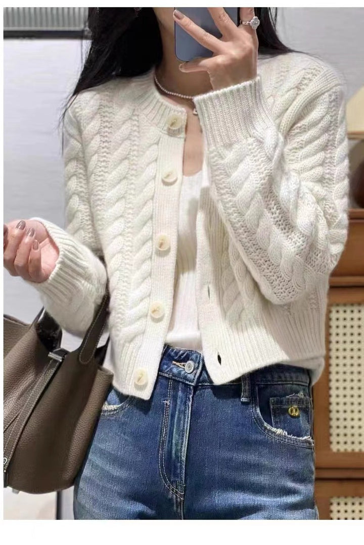 Damen Kurzer Zopfstrick‑Cardigan mit breitem Rippsaum und großen Knöpfen Drune