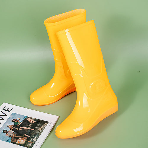Damen Glänzende mittelhohe Regenstiefel aus PVC mit leichtem Keilabsatz Drune
