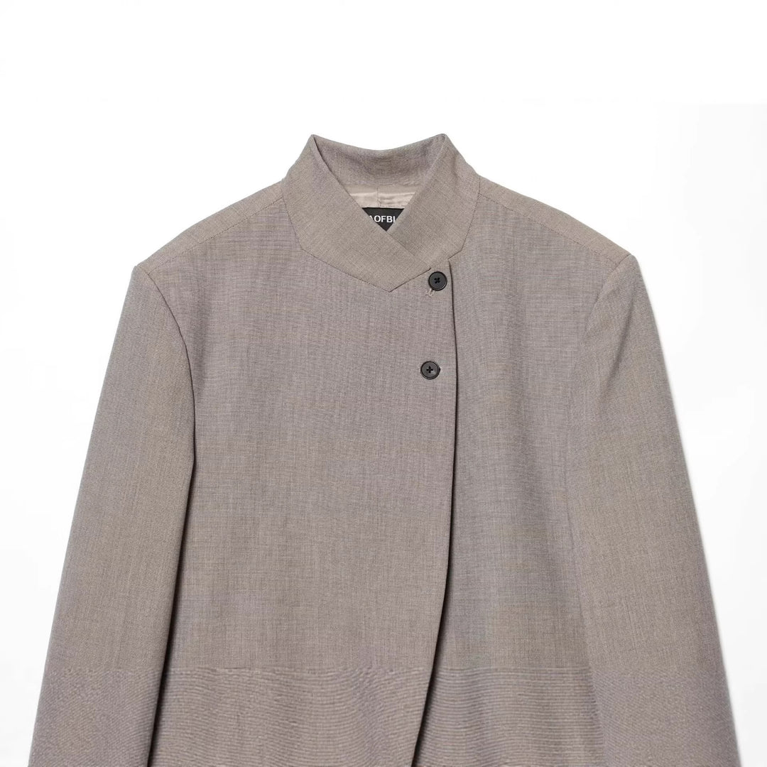 Damen 10+ taillierter Kurzblazer mit Stehkragen und asymmetrischer Knopfleiste Drune