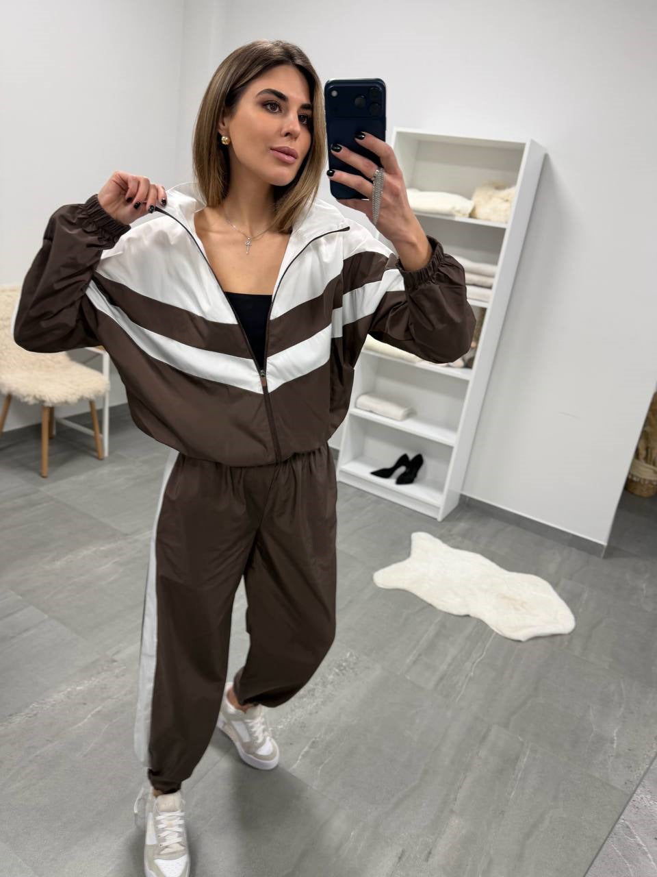 Damen retro Nylon-Trainingsanzug mit Kapuzen-Zipjacke und weiter hochgeschnittener Hose Drune