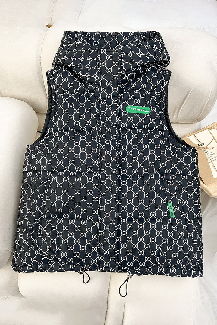 Damen nan gesteppte Kapuzenweste mit Allover‑Logoprint, wattierter Isolierung, verstellbarem Saum und verdeckten Reißverschlusstaschen Drune