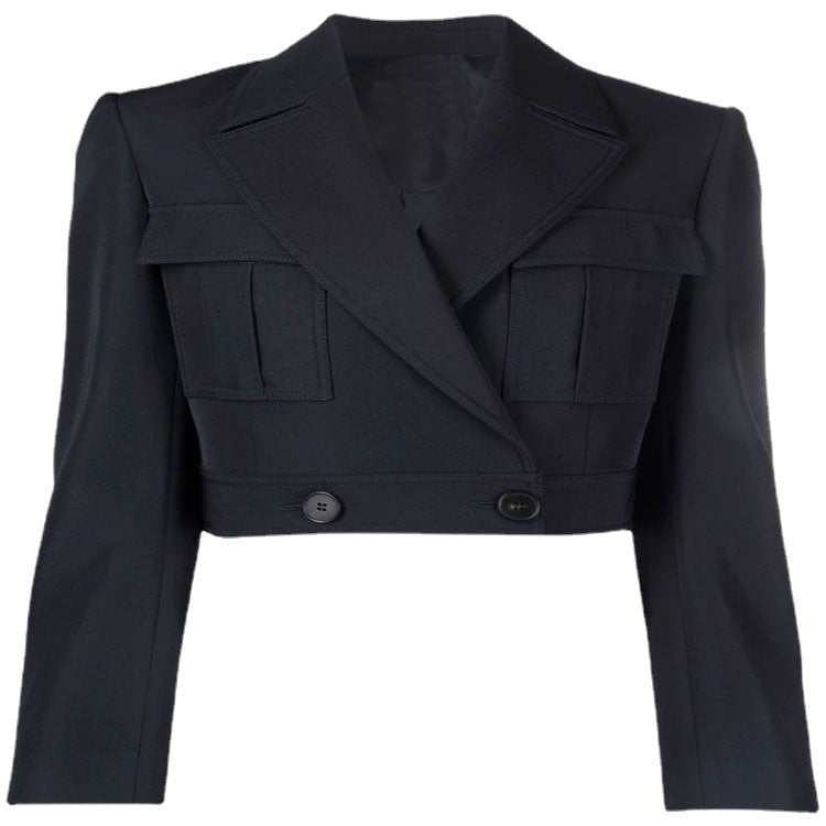 Damen Kurzblazer im Tailoring mit aufgesetzten Pattentaschen und markanter Schulterpartie Drune