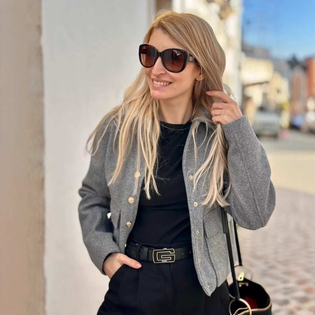 Damen Kurztaillierte Wolljacke mit Zierknöpfen und Pattentaschen Drune