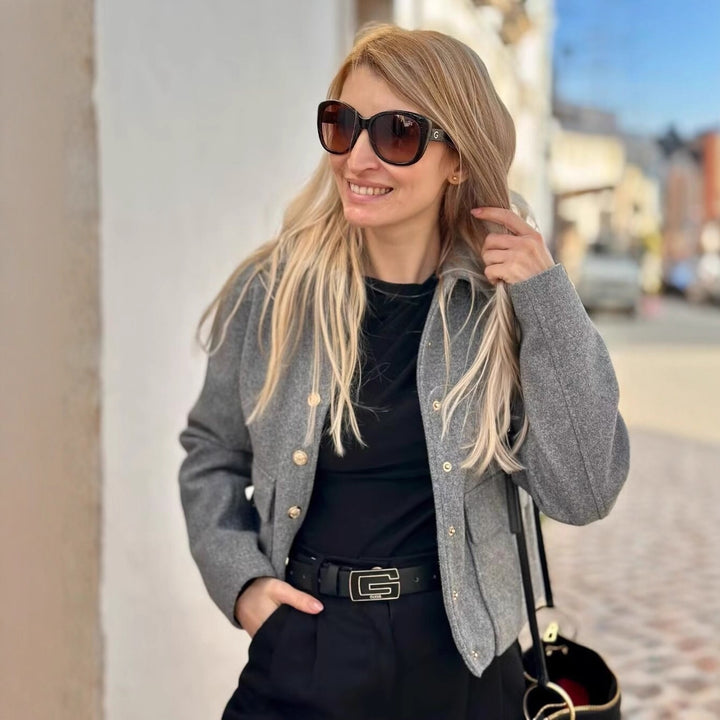 Damen Kurztaillierte Wolljacke mit Zierknöpfen und Pattentaschen Drune