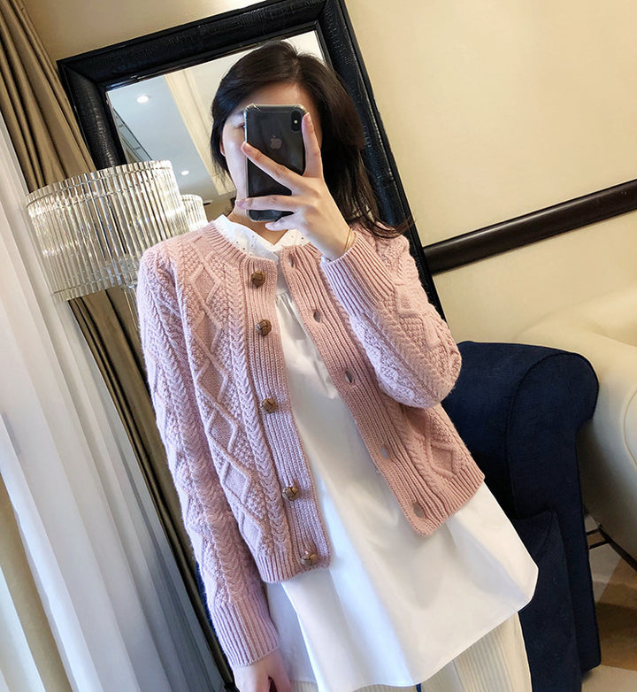 Damen Strickjacke mit strukturiertem Zopfmuster und Holzknöpfen Drune