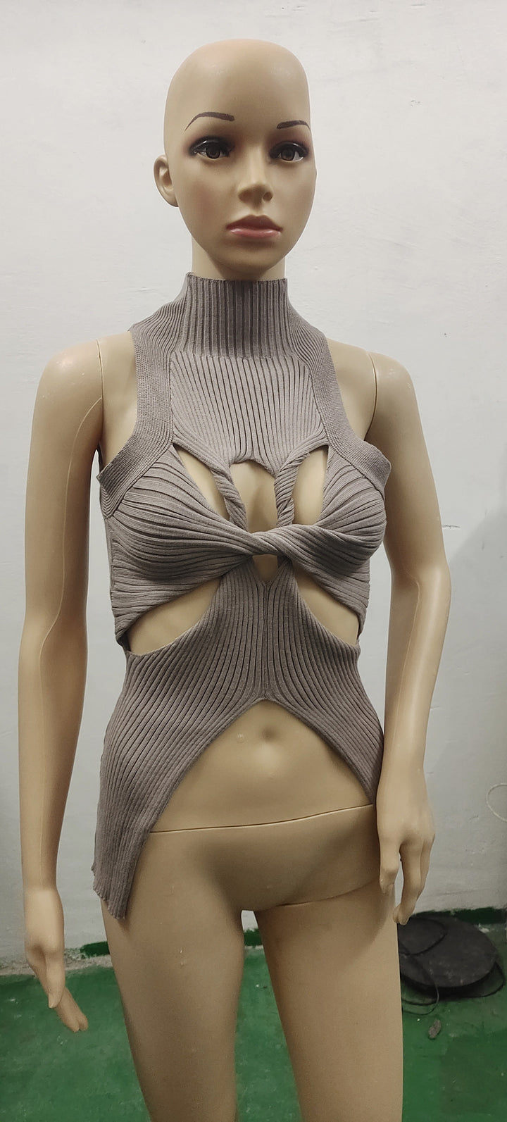 Damen figurbetontes Cut-Out Top mit hohem Kragen Drune