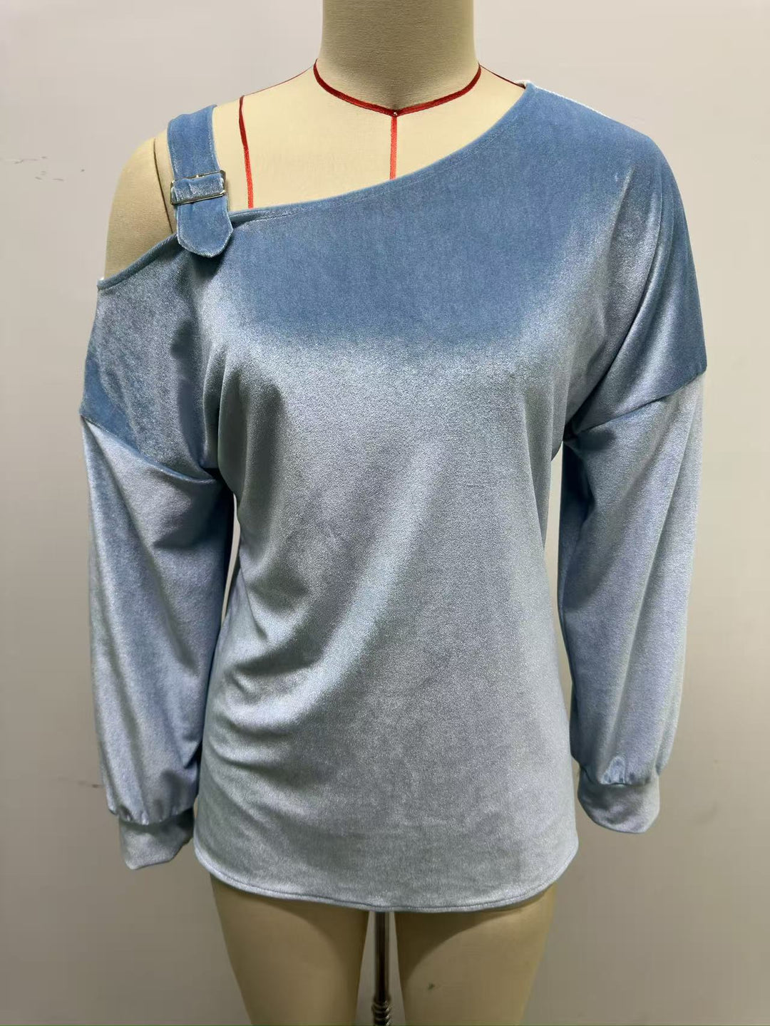 Damen Samt-Sweatshirt mit asymmetrischem Carmen-Ausschnitt und Zierschnalle Drune