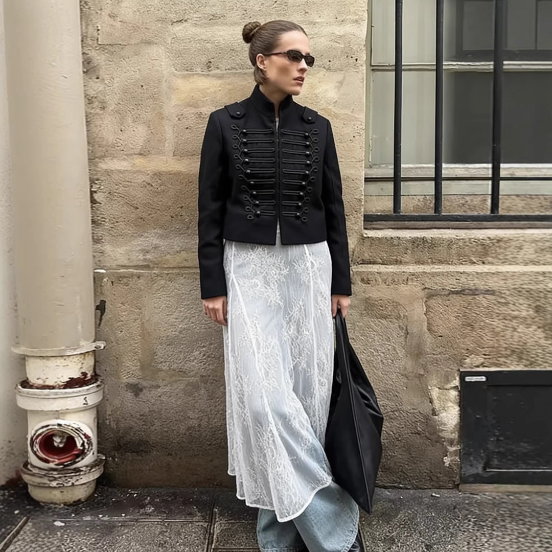 Damen 700+ taillierte Cropped‑Militärjacke mit Stehkragen, Zierkordeln und dekorativen Metallknöpfen Drune