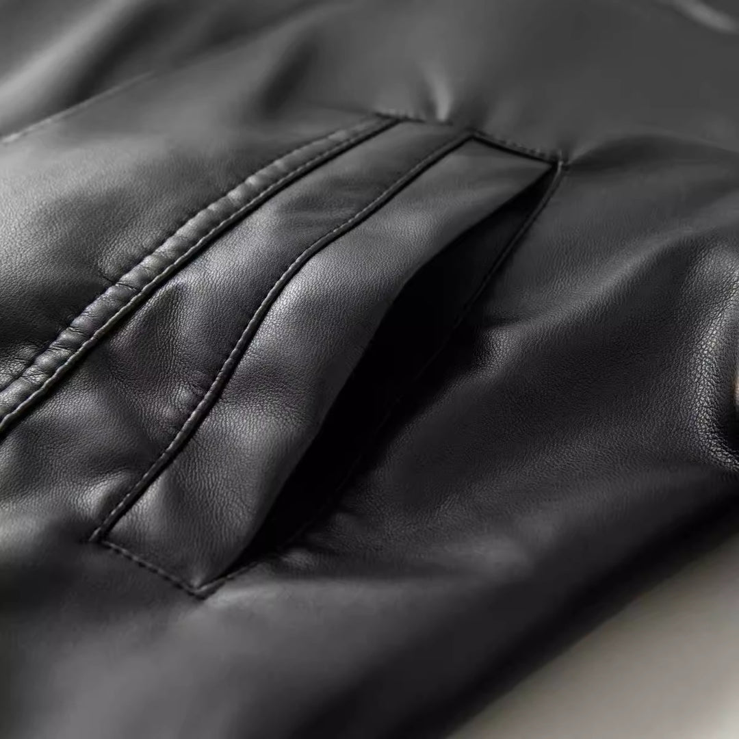 Damen nan kurzes Kunstlederjacke im Cropped‑Cut mit Hemdkragen, Druckknopfleiste und Pattentaschen Drune