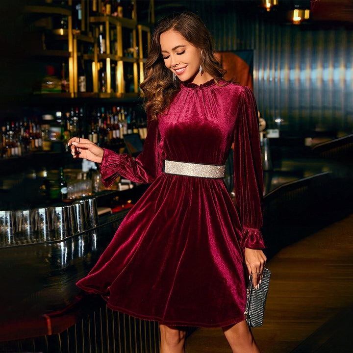 Damen samtiges knielanges Kleid mit Stehkragen, geraffter Taille und praktischen Eingrifftaschen Drune