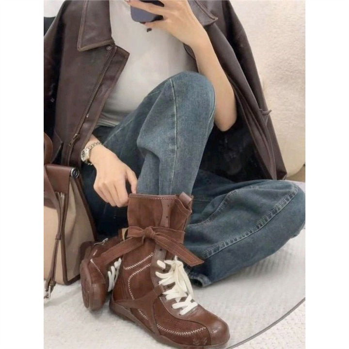 Damen Schnür-Ankleboots mit dekorativer Ziernaht, Riemenverschluss und markanter Profilsohle Drune