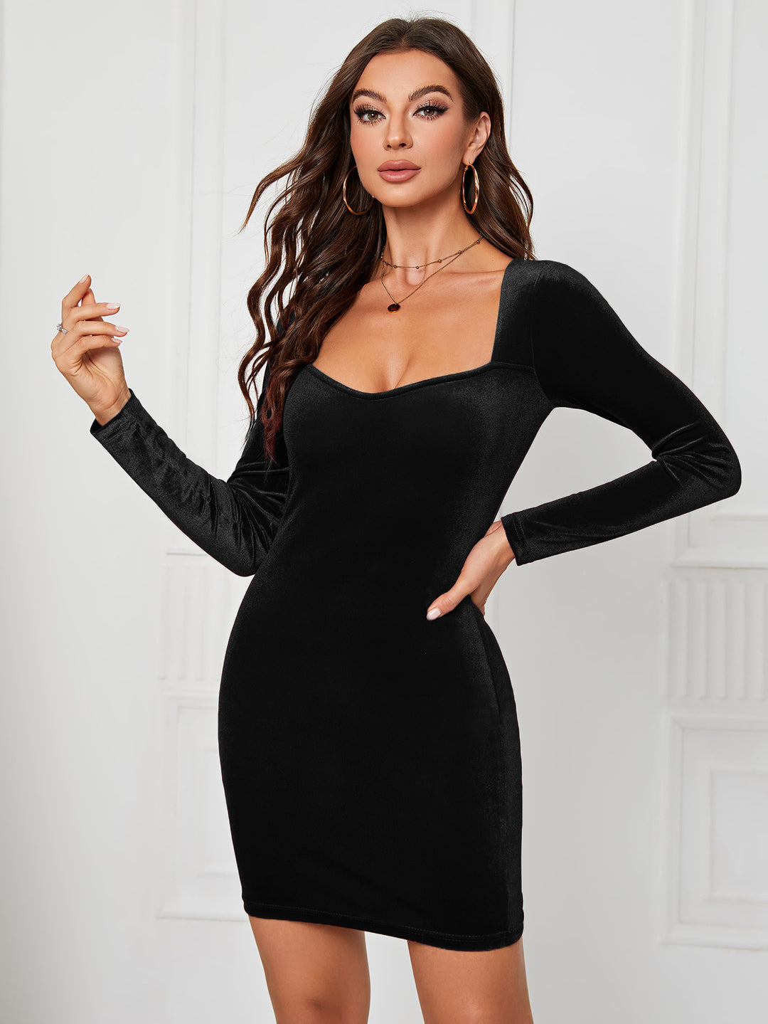 Damen figurbetontes Samt‑Minikleid mit Herz‑Dekolleté, langem Arm und sculptender Passform Drune