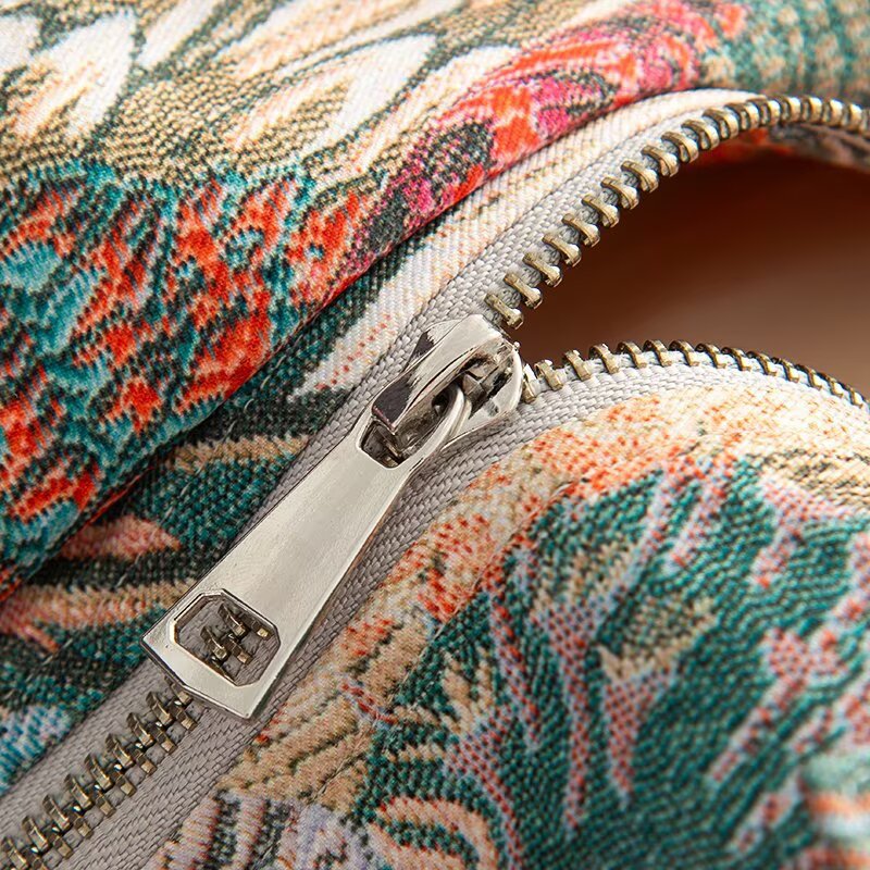 Damen Kurze Bouclé-Tapestry-Jacke mit ornamentalem Vogelprint, Pattentaschen und Stehkragen Drune