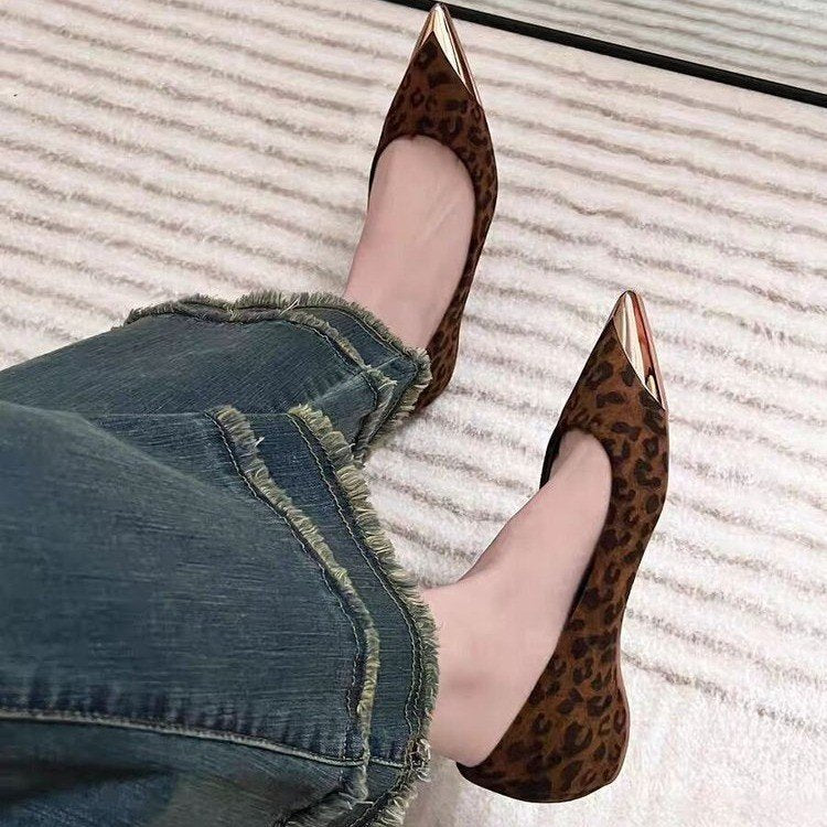 Damen Spitz zulaufende Pumps mit Leo-Veloursoptik und metallischer Kappenspitze Drune