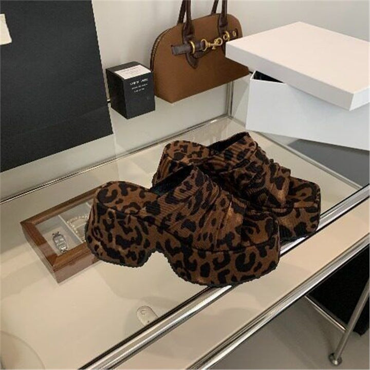 Damen Gepolsterte Plateau-Pantoletten mit Leopardenprint und samtiger Struktur Drune