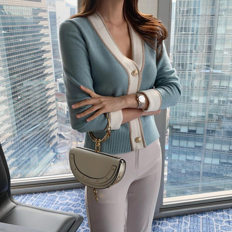 Damen Strickjacke mit kontrastierenden Details und goldenen Knöpfen Drune