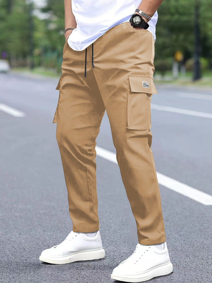 Herren Utility-Cargohose im tapered Schnitt mit elastischem Tunnelzugbund, großen Klapp- und Reißverschlusstaschen Drune