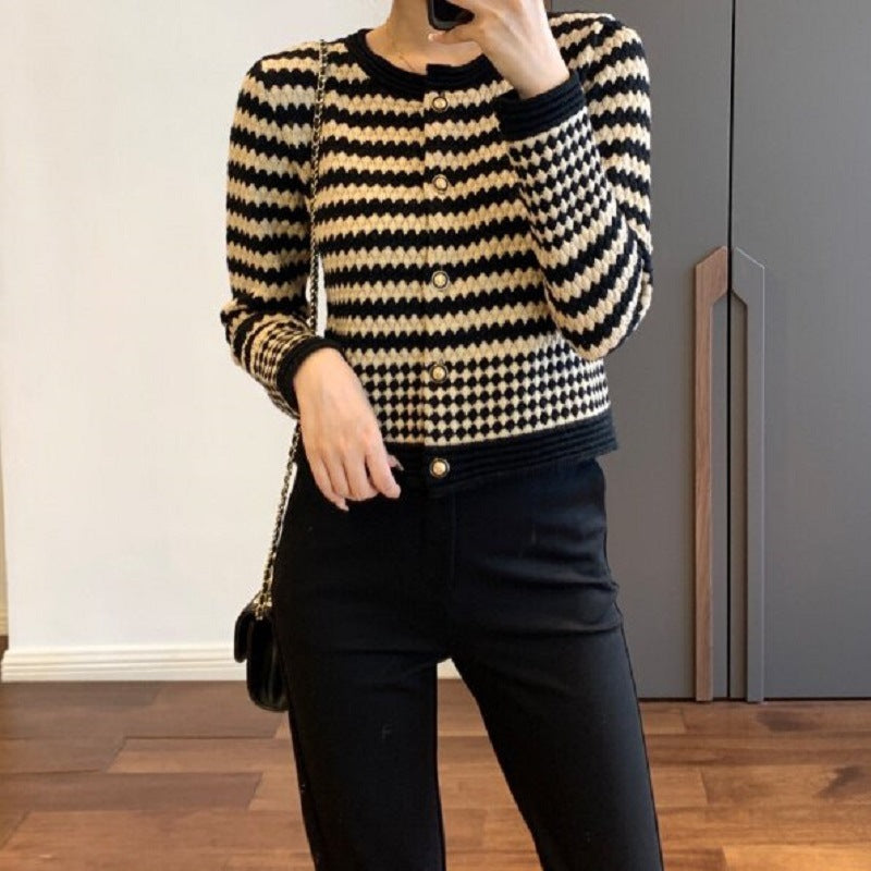 Damen modische Strickjacke im grafischen Design mit goldenen Knopfdetails Drune