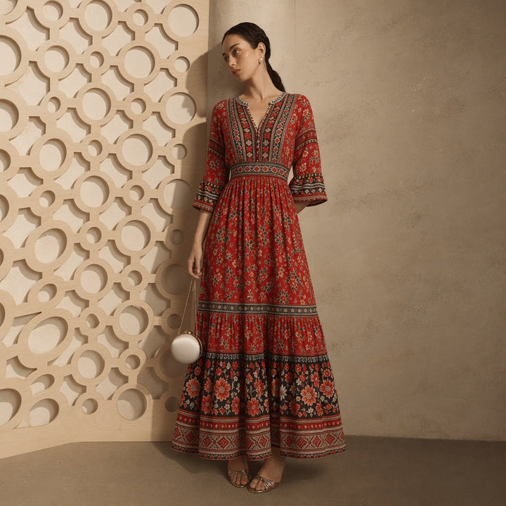 Damen langes Boho-Maxi-Kleid mit V-Ausschnitt geraffter Taille und mehrlagigem Stufenrock Drune