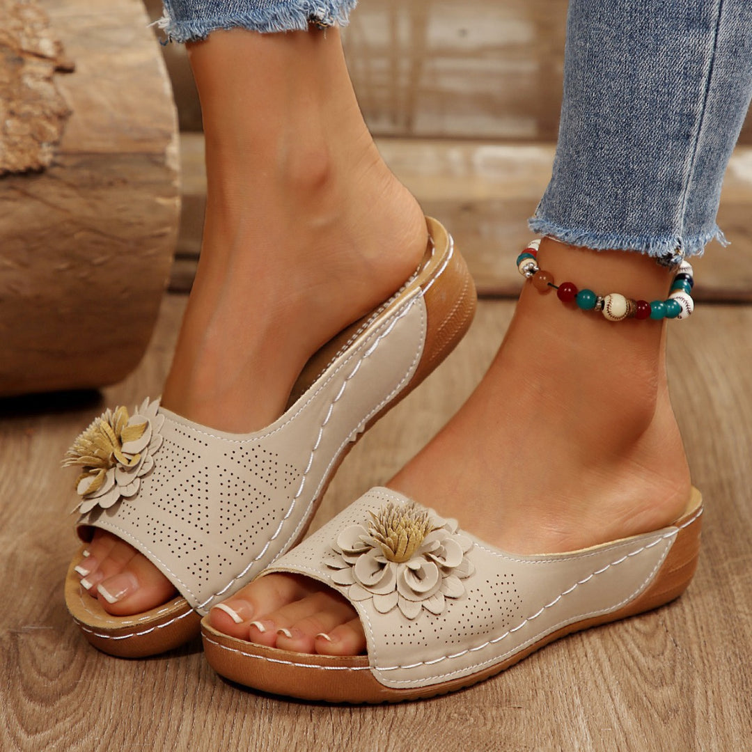 Damen Perforierte Keil-Sandalen als Slip-On mit Blumenapplikation und gepolstertem Fußbett Drune