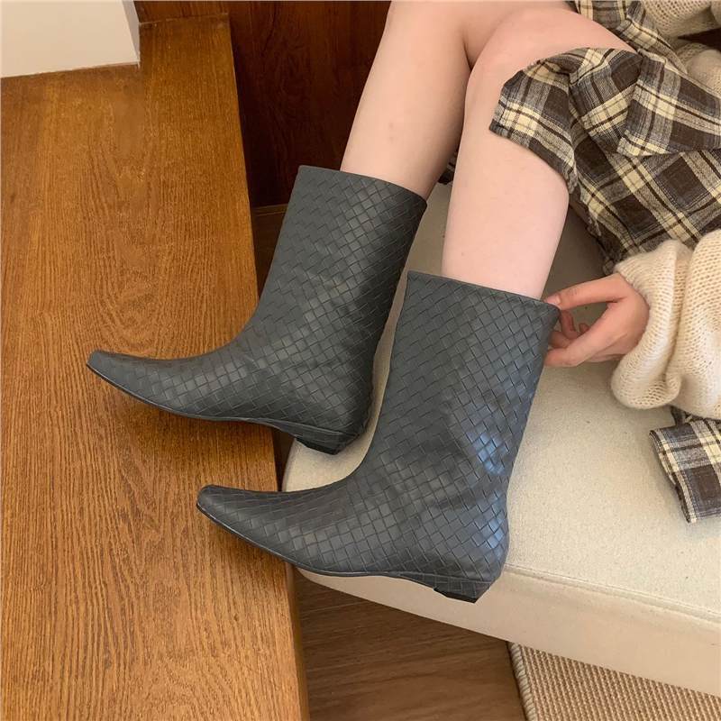 Damen Geflochtene halbhohe Stiefel mit spitzer Zehenform und flachem Blockabsatz Drune