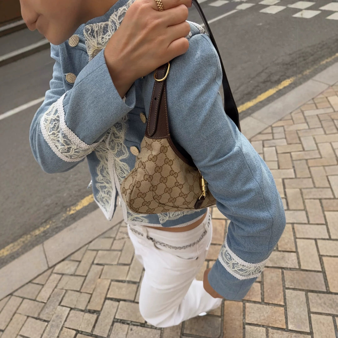 Damen Kurzblazerjacke mit Spitzenbesatz, Mandarinkragen und Zierknöpfen Drune