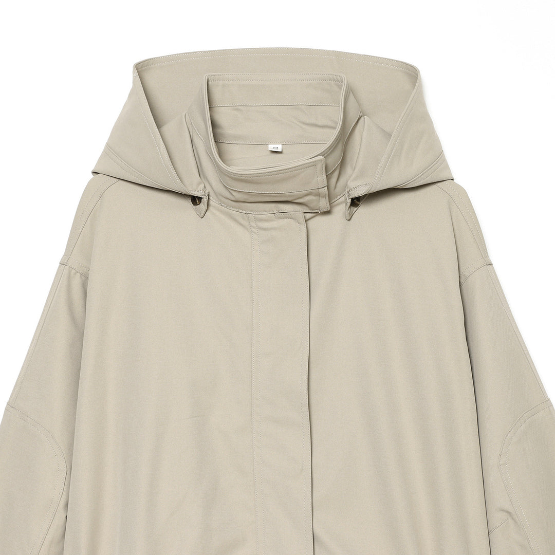 Damen Kurzparka mit hohem Funnelkragen, Tunnelzug‑Taille und verdeckter Knopfleiste Drune