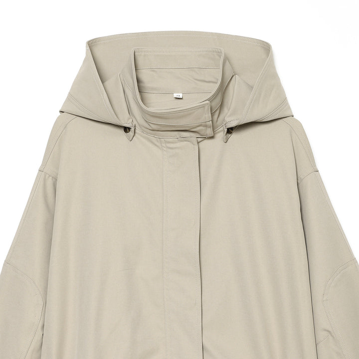 Damen Kurzparka mit hohem Funnelkragen, Tunnelzug‑Taille und verdeckter Knopfleiste Drune