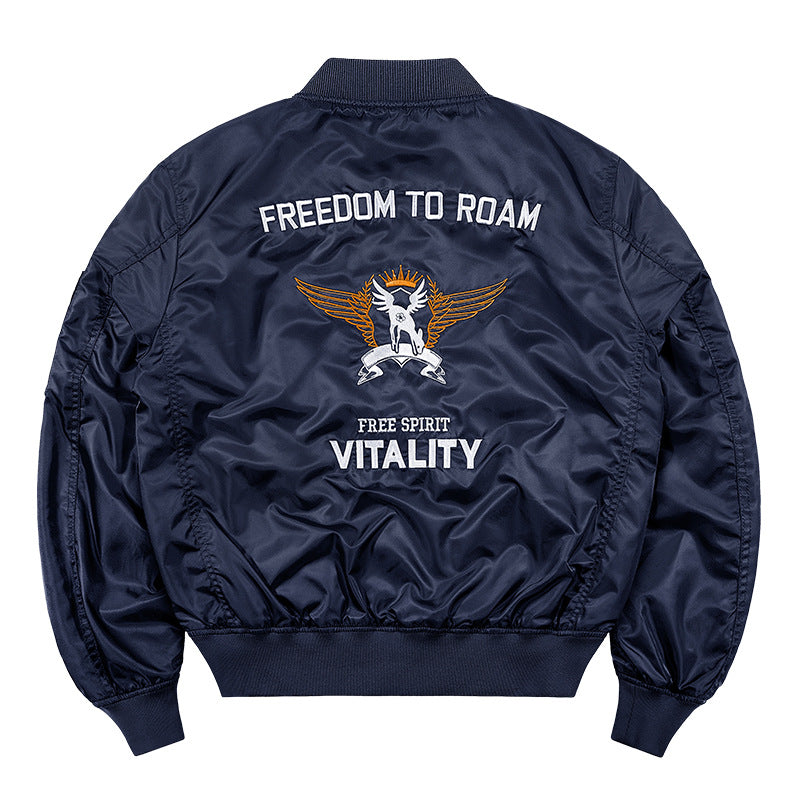 Herren  glänzende Pilotenfliegerjacke mit gestickten Missionsabzeichen und schrägen Druckknopfklappentaschen Drune