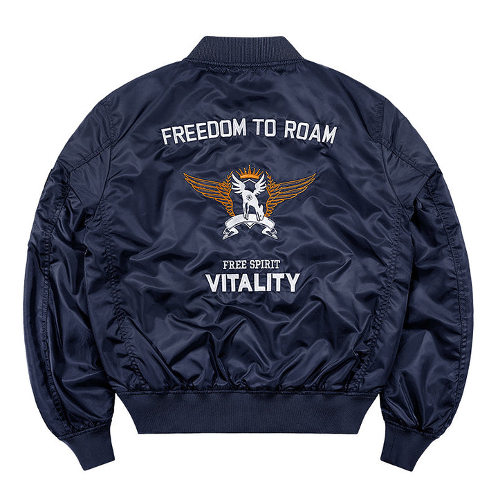Herren  glänzende Pilotenfliegerjacke mit gestickten Missionsabzeichen und schrägen Druckknopfklappentaschen Drune