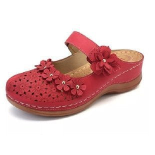 Damen Blumenverzierte Komfort-Pantolette mit Lochmuster, verstellbarem Klettriemen und gepolstertem Fußbett Drune